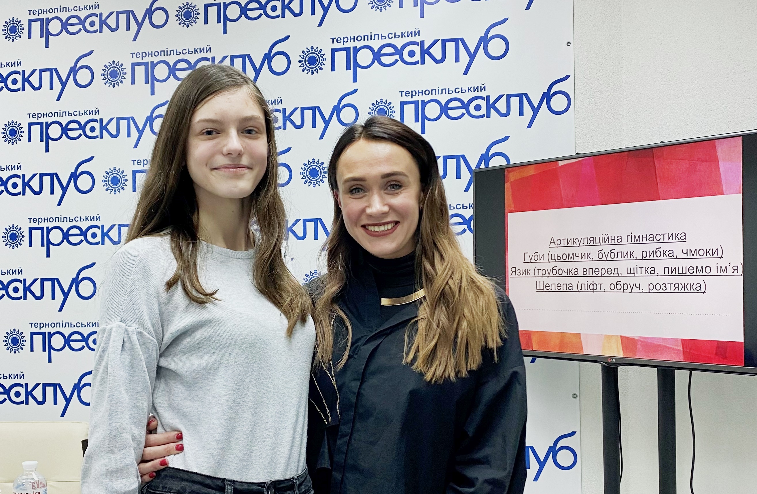 Студентка групи Ж-11 Вікторія Кузьма із менторкою заняття.